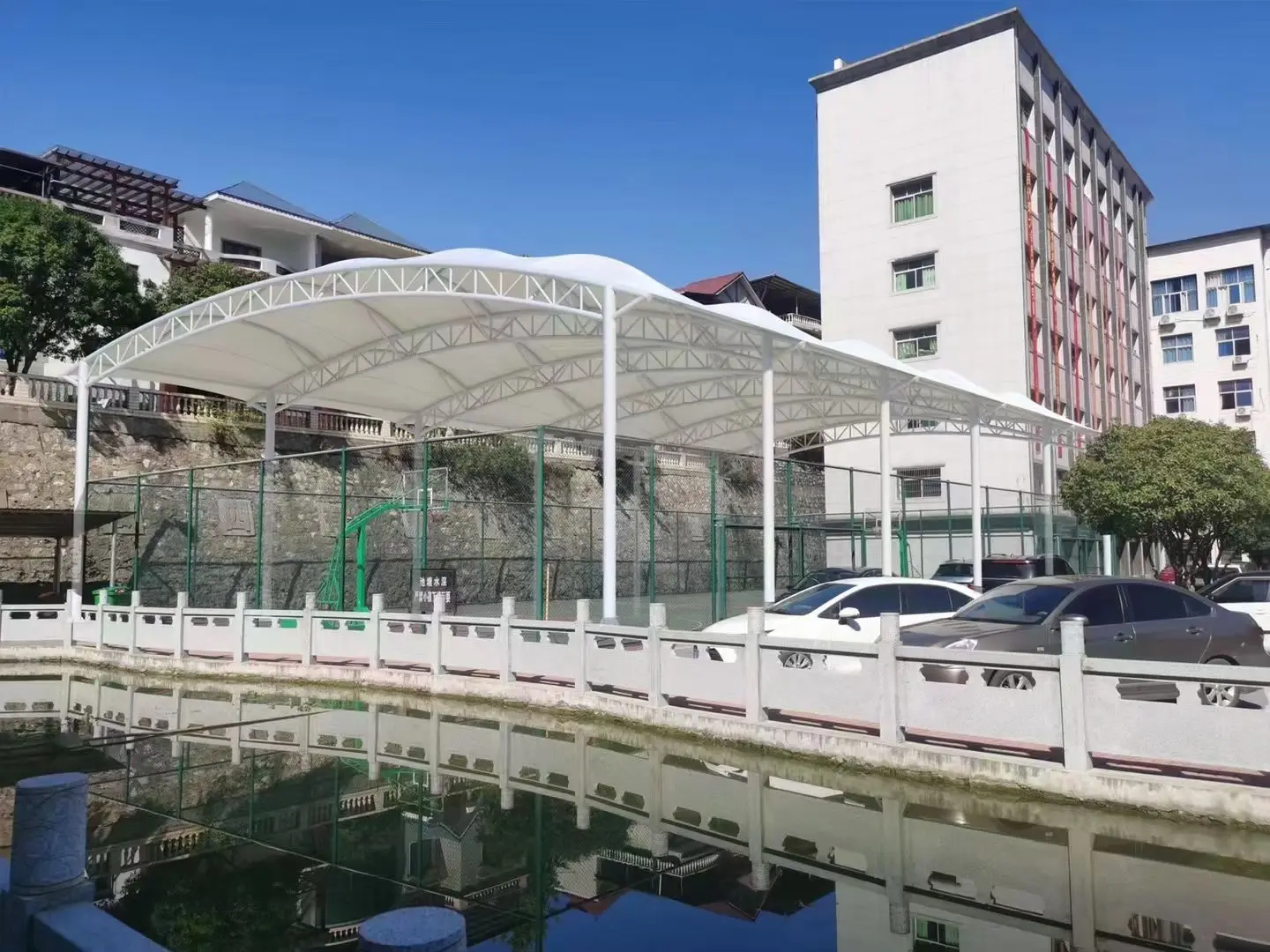 贵州平坝园区停车棚总在漏水生锈？源头膜结构厂家：按本地气候选材，避开三大坑